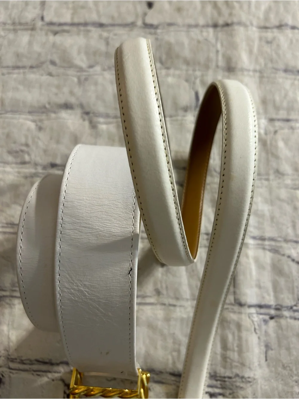 MONDI MADE IN GERMANY WHITE WITH GOLD TONE BUCKLE & THIN OFF WHITE VTG BELT